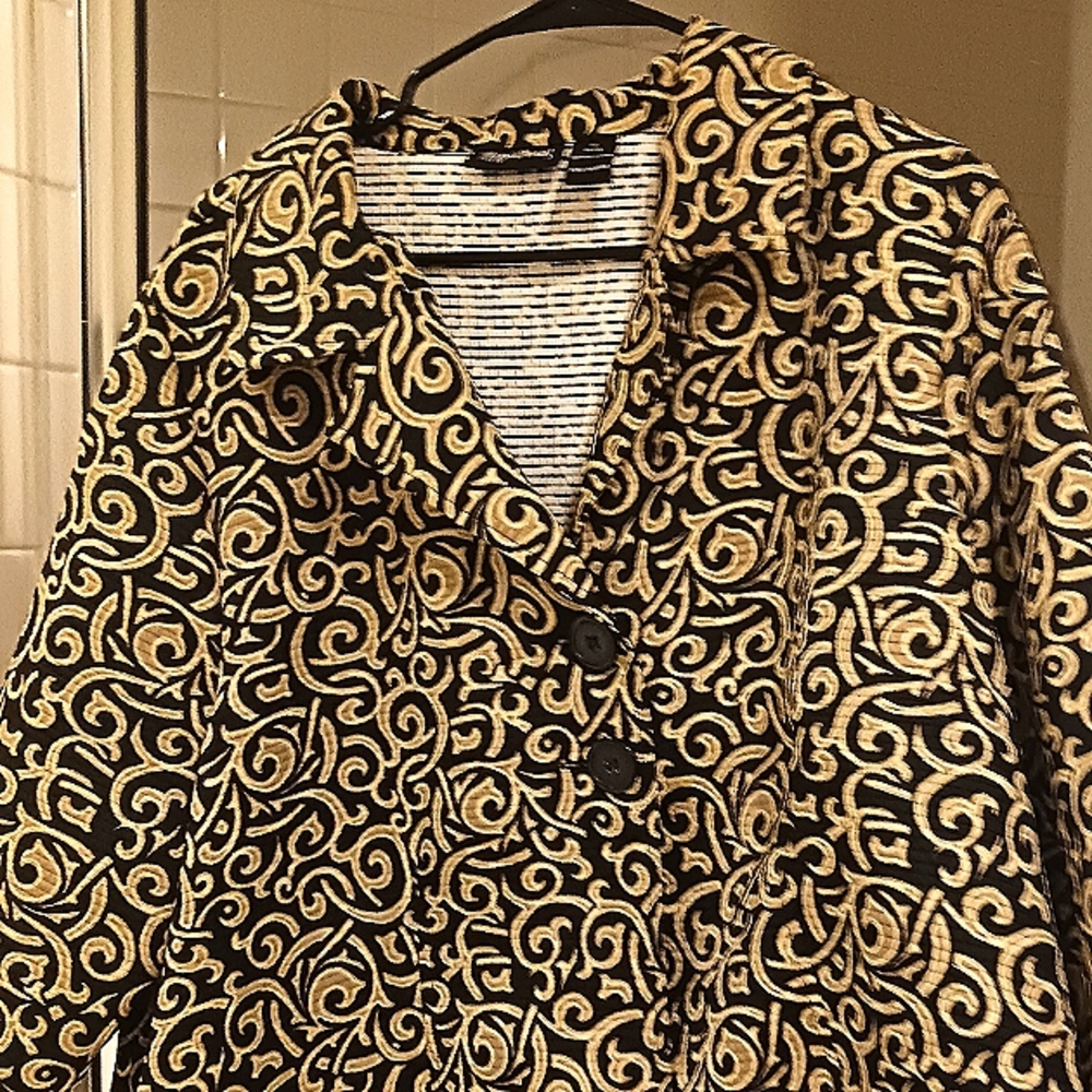 Maggie Barnes cropped gold and black jacket size 18.